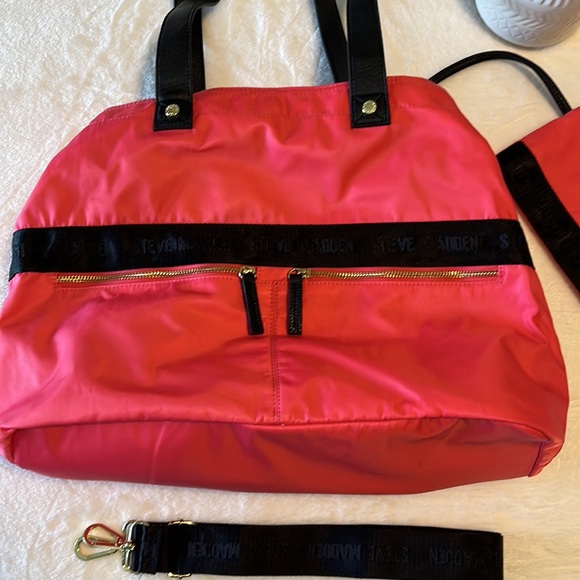 Steve Madden Weekender - Picture 2 of 7